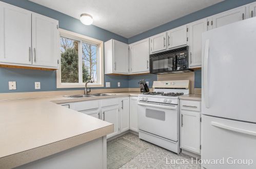 286 Riverwood Dr, Middlevle MI  49333-9075 exterior