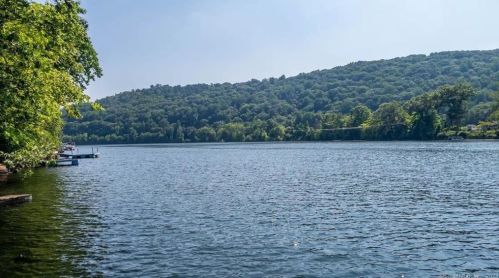 236 Roosevelt Dr, Seymour CT 06483-2118 exterior