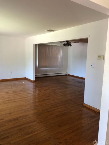 9 Hayes St, Edison NJ  08820-3215 exterior