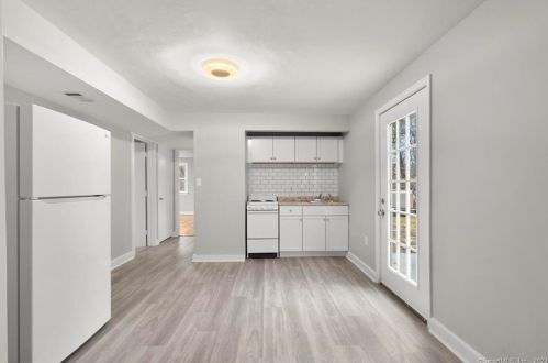 48 Clintonville Rd, North Haven CT 06473-2817 exterior