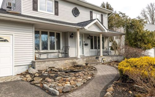 44 Bethany Dr, Commack NY  11725-1628 exterior