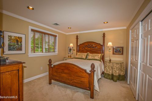 47 Fairwynds Dr, Lenox MA 01240-2729 exterior