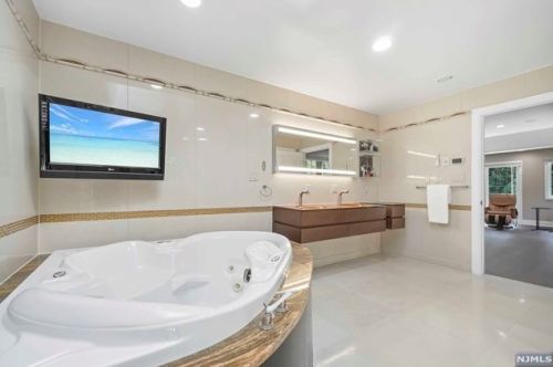 3 Pne Ter, Demarest NJ 07627-1214 exterior