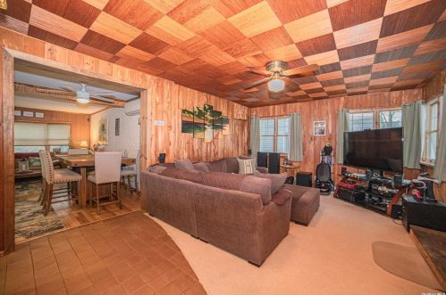 1 Gaulton Dr, Babylon NY 11703-2315 exterior