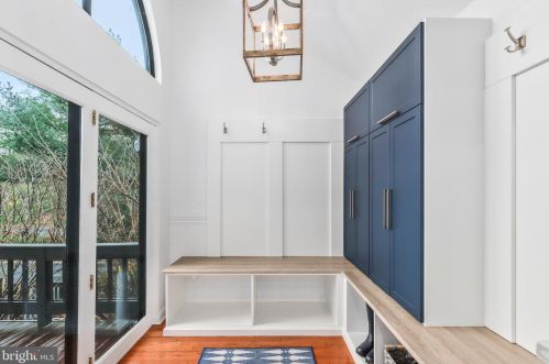 11120 Glade Dr, Herndon VA 20191-4706 exterior