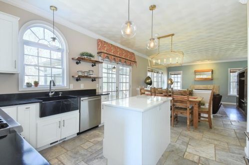 61 Fieldstone Dr, Coventry RI 02816-8722 exterior