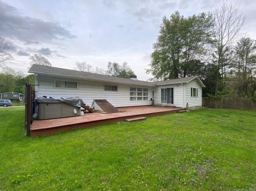 8 Broadview Rd, Poughkeepsie, NY 12603-6002