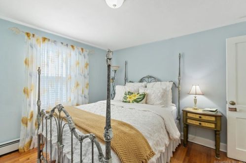 122 Burnham St, Hartford CT 06108-1005 exterior