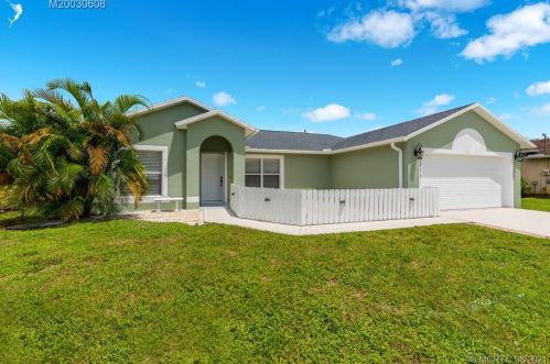 2211 Lucca St, Fort Pierce, FL 34952-6825