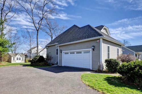 31 Acorn Dr, Windsor Locks CT 06096-1224 exterior