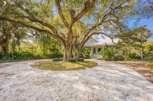 9101 Indian River Dr, Fort Pierce, FL 34982-7824