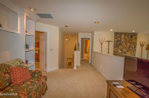 47 Fairwynds Dr, Lenox MA 01240-2729 exterior