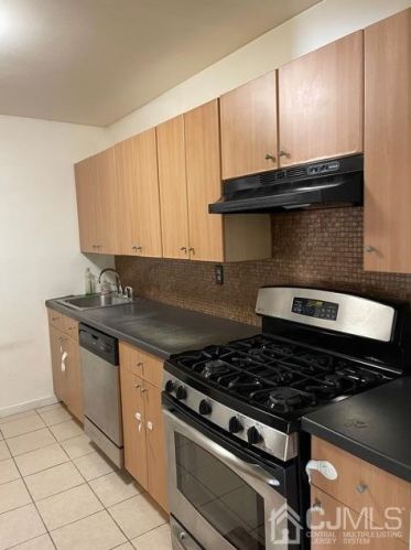 211 College Dr, Edison NJ 08817-5951 exterior