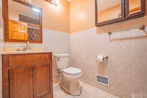 35 Sandalwood Dr, Edison NJ 08820-1249 exterior