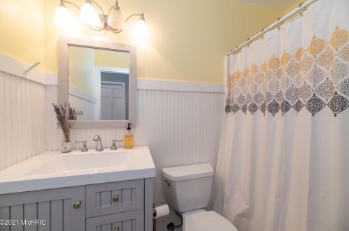 1360 Crooked Lk Dr, Kalamazoo MI 49009-8950 exterior