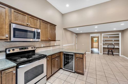 10 Pheasant Run, Windsor CT 06095-1549 exterior