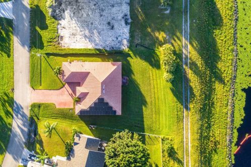 386 Dalton Cir, Fort Pierce FL 34953-5850 exterior