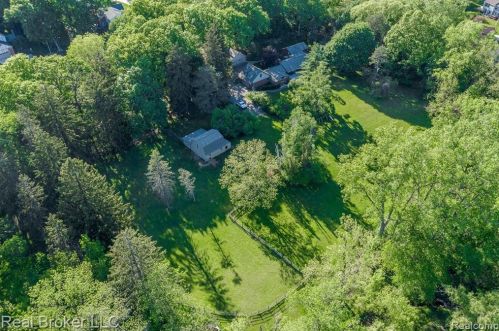 1300 Grandview Dr, Rochester MI 48306-4038 exterior