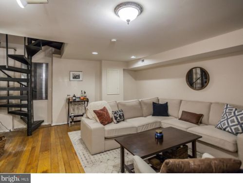 241 Bainbridge St, Philadelphia PA 19146-2034 exterior