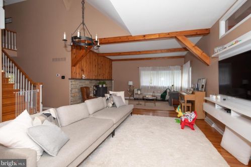 2367 Vly Rd, Huntingdon Valley PA 19006-6007 exterior