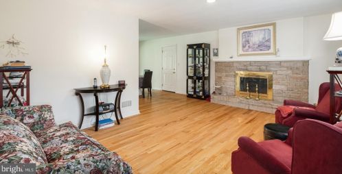 24 Vanderveer Dr, Trenton, NJ 08648-3151