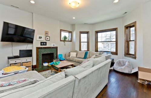 2448 Sawyer Ave, Chicago, IL 60647-2518