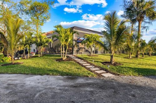 915 16 St, Naples FL 34117-9428 exterior