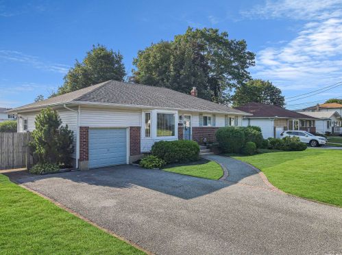 488 French Ave, Babylon NY  11703-2106 exterior