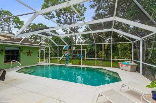 215 Madison Dr, Naples FL 34110-1351 exterior