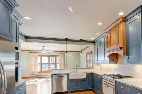 725 Lk Vw Ave, Milwaukee WI 53217-4857 exterior