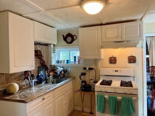 93 Thompson St, Springfield MA 01109-3919 exterior