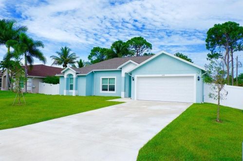 558 Colonial St, Fort Pierce, FL 34983-8649