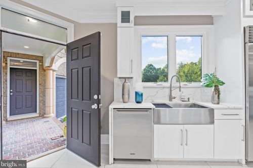 1645 Kirby Rd, Mc Lean VA  22101-3240 exterior