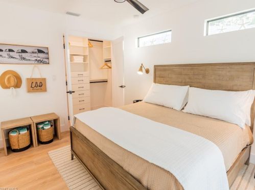 673 97 Ave, Naples FL 34108-2280 exterior