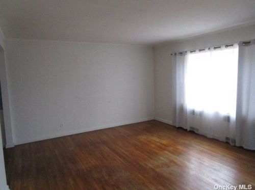 74 Carl St, Valley Stream, NY 11580-4035