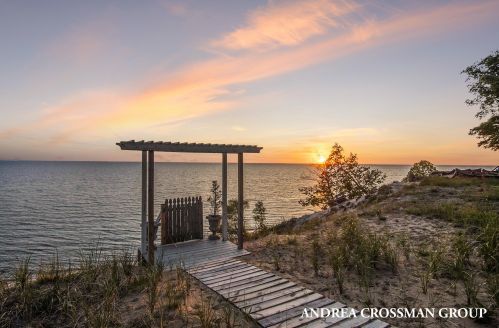 3147 Scenic Dr, Meskegon MI  49445-9609 exterior