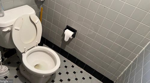 823 Longshore Ave, Philadelphia PA  19111-4422 exterior