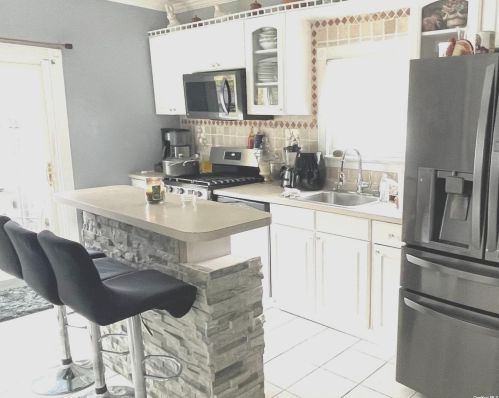 39 Neck Ct, Babylon NY 11704-7507 exterior