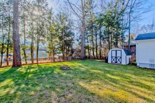 16 Dl Rd, Enfield CT 06082-5137 exterior