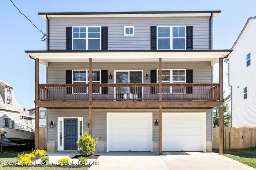 62 Atlantic Ave, Middletown NJ  07748-5703 exterior