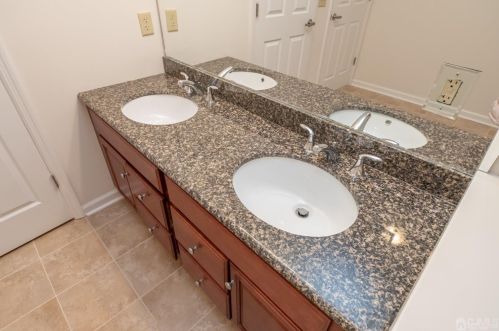 306 Regency Pl, Woodbridge NJ 07095-1036 exterior