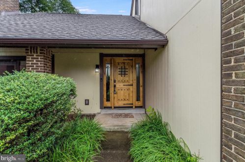 6807 Vantage Dr, Alexandria VA  22306-1241 exterior