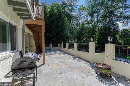 1515 Highwood Dr, Mc Lean VA  22101-5800 exterior