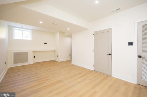 6627 Lincoln Dr, Philadelphia PA exterior