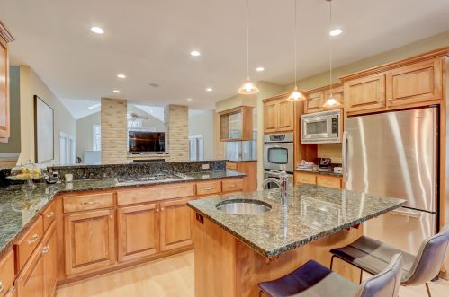 9525 Pheasant Ln, Milwaukee, WI 53217-1125