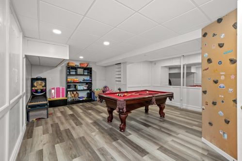 6016 Hawthorn Dr, Moon Twp PA  15108-9064 exterior