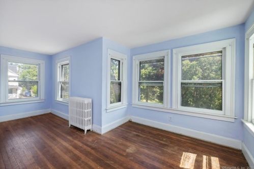 8 Un St, Milford CT 06460-4724 exterior