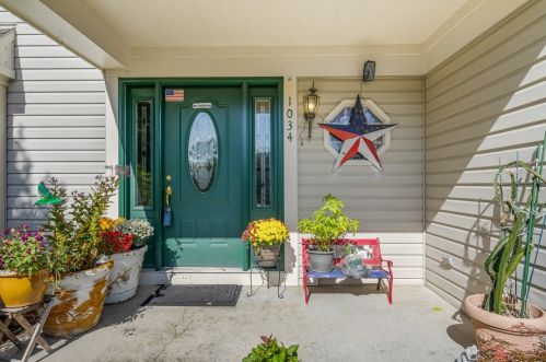 1034 Whispering Woods Dr, Moon Twp, PA 15108-9033