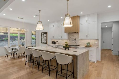 3918 Flowerland Dr, Atlanta GA  30319-1806 exterior