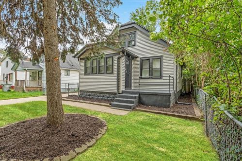 4905 49th St, Milwaukee, WI 53218-4352